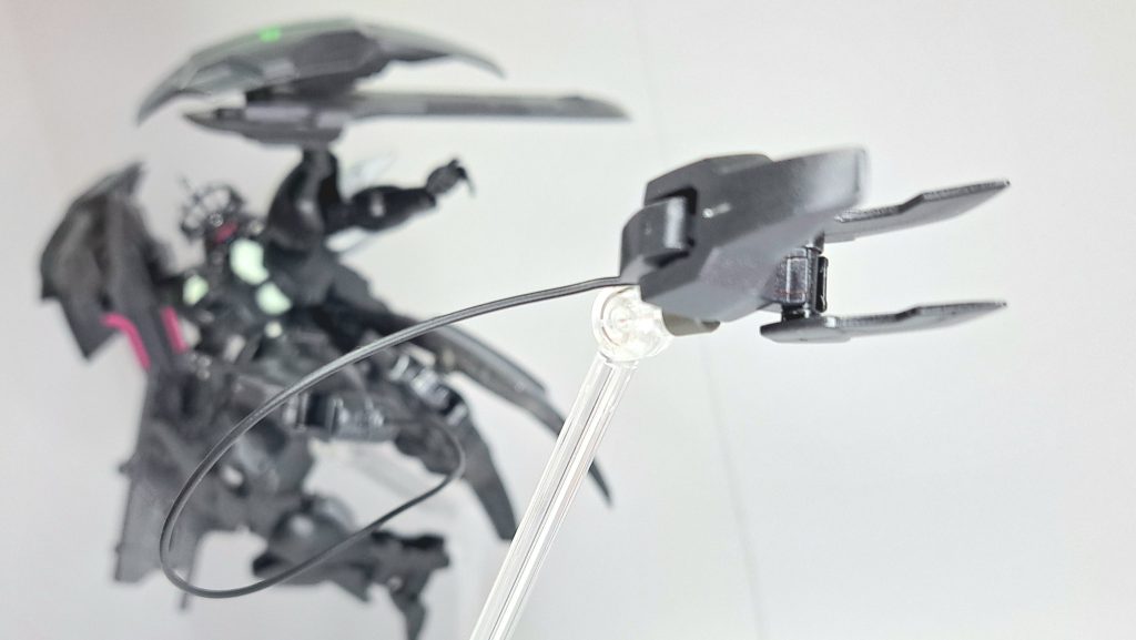 シャクルクロウ足を射出する有線式の拘束兵器。敵機を掴むことで拘束し、振り回したり距離を詰めることも可能。電撃による攻撃も可能で、敵機の電子機器やパイロットにダメージを与えることもできる。ワイヤークロー系の兵装のため、射出時の勢いで物理的ダメージを与える質量武器や掴んだ相手を引き寄せる等の多種多様な機能を備える。