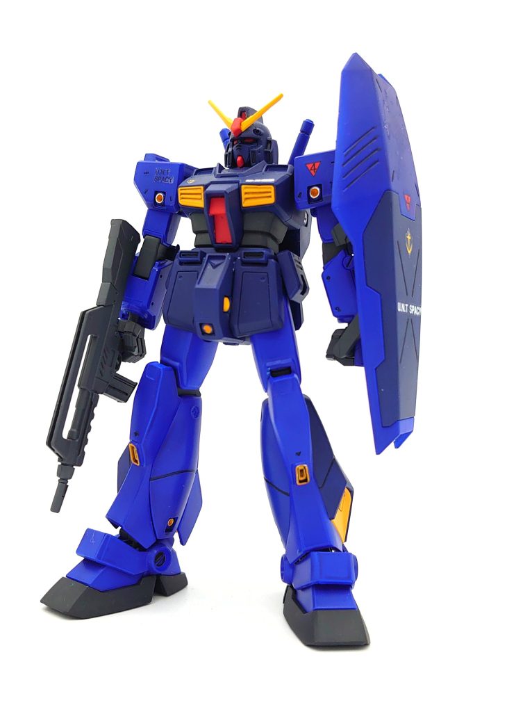 古いキット故に可動域はかなり厳しいですが、プロポーションはこの頃のキットが好きですね。がっちりしてて格好いい。(最近のシュッとしてるガンダムも好きですが、一年戦争あたりはこのがっちり感が似合うと思ってます)