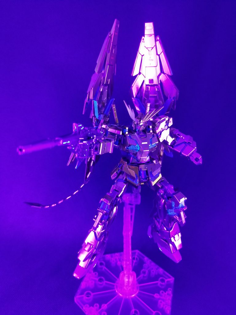 こちらはUVライトの照明を撮影ブースに取り付けて撮影した一枚。もっとサイコフレーム部が光るのかなと思いきや…怪しい雰囲気になっただけで(笑)大したことありませんでした😅