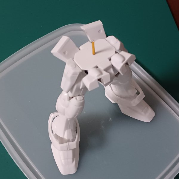 旧キットのガンダムGP01 の続きです。画像1、2枚目→組み立てた下半身にまだついていないパーツを取り付けました。腰の前と後ろにある足のももにあたるパーツはプラ板で1mm延長してアルミ線で腰パーツに接続しました。前後にパカッと開いて足をより上にあげられるようになっていい感じに。画像3枚目→ついていた武器も少しいじってみました。・剣→ビーム刃の部分を切ってHGについていたものを取り付け。・銃→プラ板、プラ棒、パテを使ってよりボリュームアップ。・盾→持ち手の部分が上下に可動できるようにアルミ線で接続。画像4枚目→とりあえずは全部のパーツをいじれたので、つくったガンダムの上半身と下半身を合体。おおー、旧キットいじるとこんな感じになるんですね、スタイルがよくなりました。画像5枚目→右がもともとのやつです。パーツ自体は手以外はほぼ同じですが、関節のつきかたとかスタイルが変わると印象がけっこう変わりますね。顔とか大きさはもともとのやつと同じですが小顔に見える不思議。（2枚目）