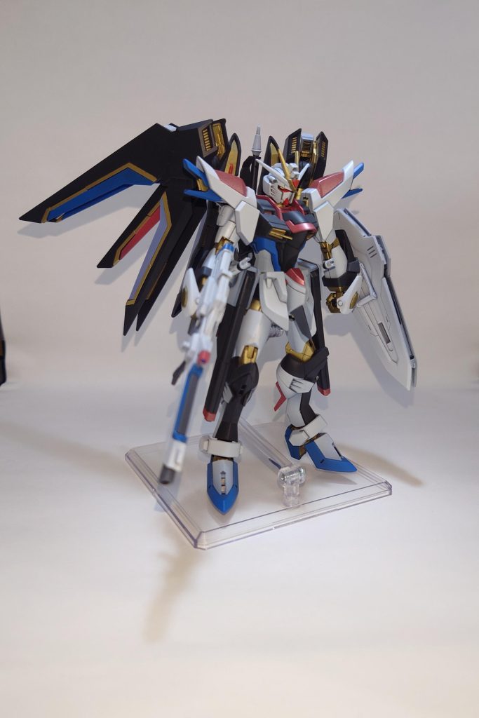 全体としてはライジングフリーダムがベースですが、イモータルジャスティスとディスティニーをミキシングした機体です。色合いが超フリーダム推しなのであまりミキシング感ないかもですね…