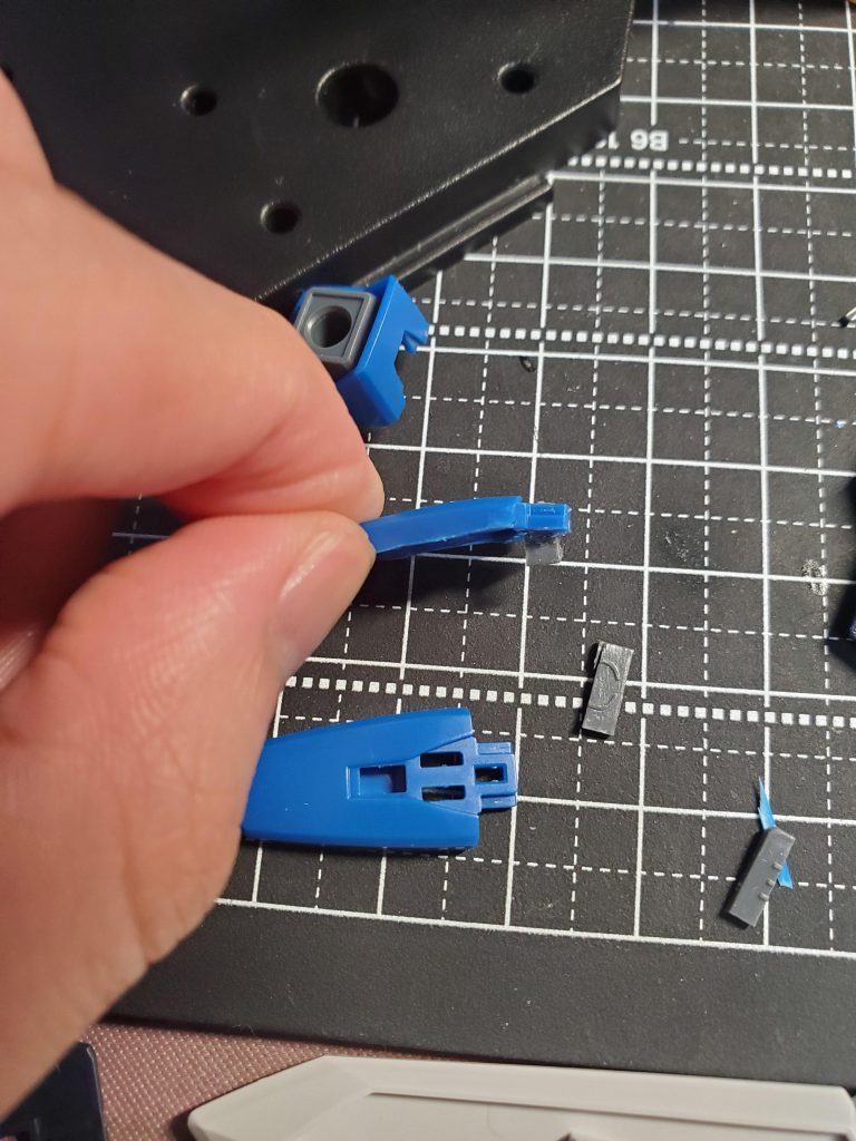 ライフリのシールドも装備したくなったので、装備できるよう加工しております。