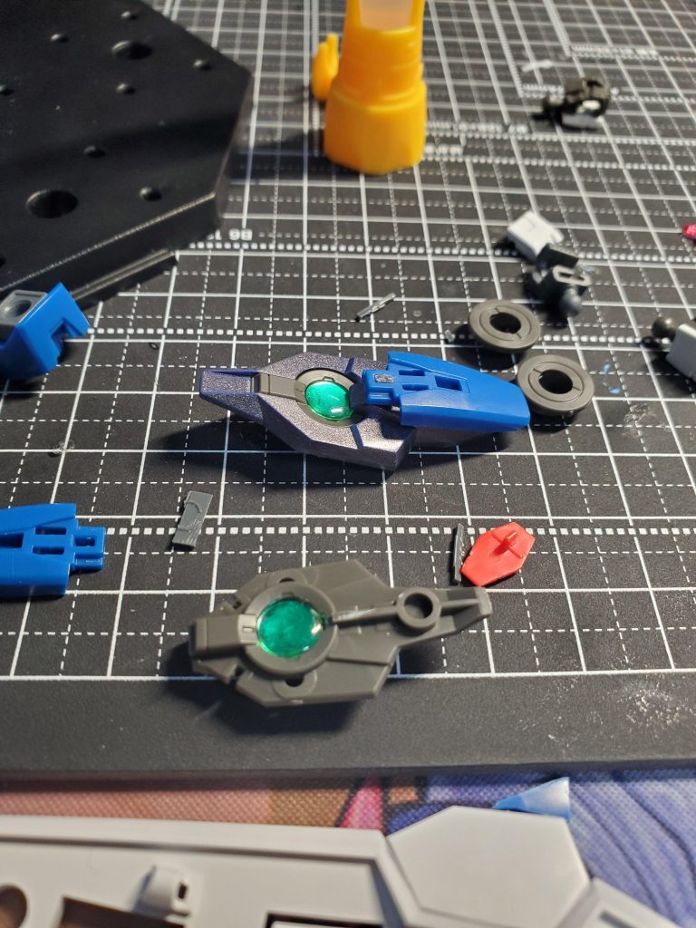 丁度良い穴にできそうなところがありましたので、モールドになる凸部分を切断してそこに嵌め込む形でライフリの手甲をつけることができるよう加工しました。