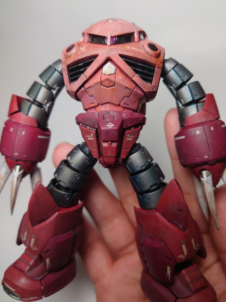 関節とシルバーは部分塗装、赤系のパーツは成型色のままです。適当なジオンのデカール貼り⇛つや消し⇛チッピング⇛ウェザリングカラー黒、茶、白⇛つや消し⇛ウェザリングマスターで青焼け、赤焼け追加で完成ウェザリングはやりすぎてなんぼです、作ってて楽しかった。