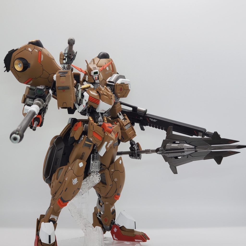 スジボリでディテールを追加、膝の横は切り抜いてメッシュを張り付け、銃のスコープはラピーテープを張り付けたあとレジンでレンズ風にしました。