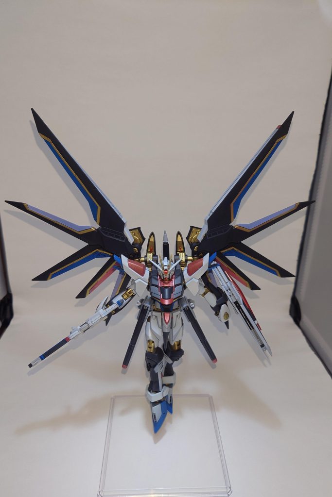 翼の配色はアレンジ加えてます。水性ホビーカラーのすみれ色が好みなので合うかと思い小翼に使用。関節が金色なのでストフリ感強めのため自分らしさポイント入れた感じです。