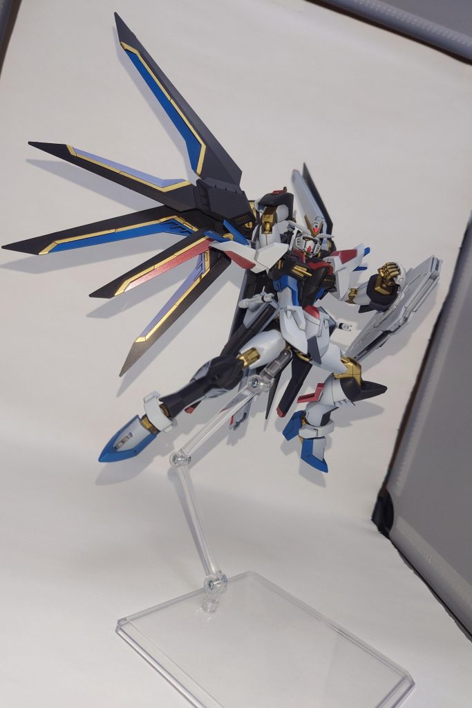 駆け上がるフリーダム！今回機体設定はライジングフリーダムのリメイクです。大破したライフリを再度実戦配備するためにイモータルジャスティスとディスティニーの予備パーツを追加して近接格闘にも秀でたフリーダムをコンセプトに作られた機体。【覚醒し飛翔する自由】が機体名の由来になっています。劇中でライフリがボロボロになる姿は正直目をそらしたくなりました…ので自分が今一度立ち上がらせようと思い立った次第。アウェークニングには覚醒の他に再起や復活なのどの想いも込めています。基本的な武装はそのままに可変ギミックをオミットしつつ近接武器をうまく追加。対フェムテク装甲用の武装となる近接武器がフリーダムには不足していたための採用。リアスカートにはイモータルジャスティスのヴィーゼルナーゲルビームブーメランも装備してます。