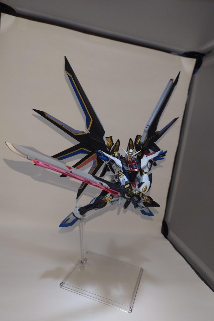 個人的にフリーダムには剣が(特に日本刀)似合うと一万年と二千年まえから思っていたので劇場版でも大活躍したアロンダイトを背部に装備してます。余談ですが先日ガンダムベースサテライト仙台に行って来まして展示のHGマイティーストライクフリーダム見て来ました。やっぱりフリーダムに日本刀は最高でした～!