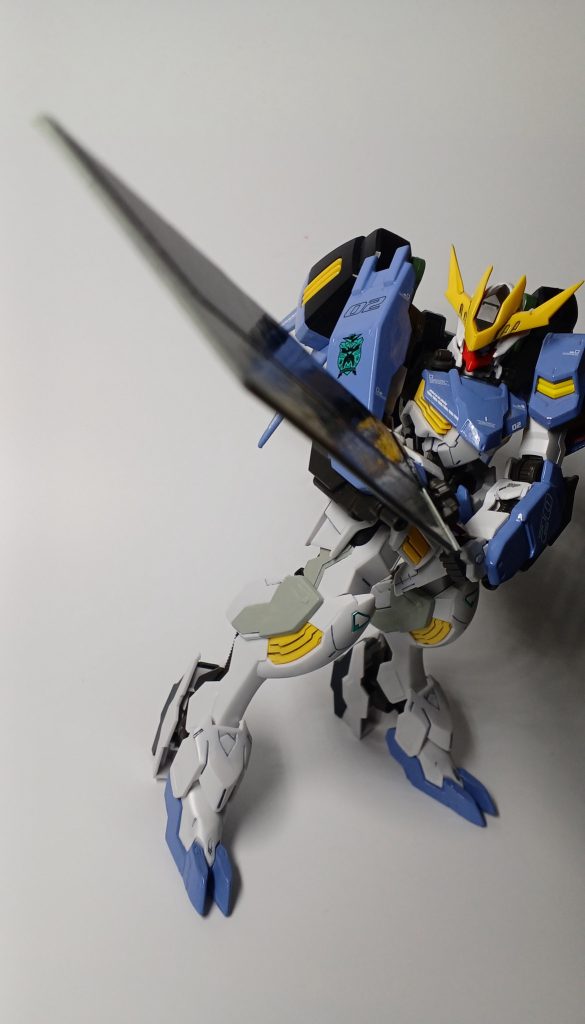 武装1バスターソード 近接戦闘用実体剣。相手を切り裂くことができ、盾としてもかまえることができる。その他に運動エネルギーを変換させ、大剣の刃からビームによる斬撃をくりだすことができる。