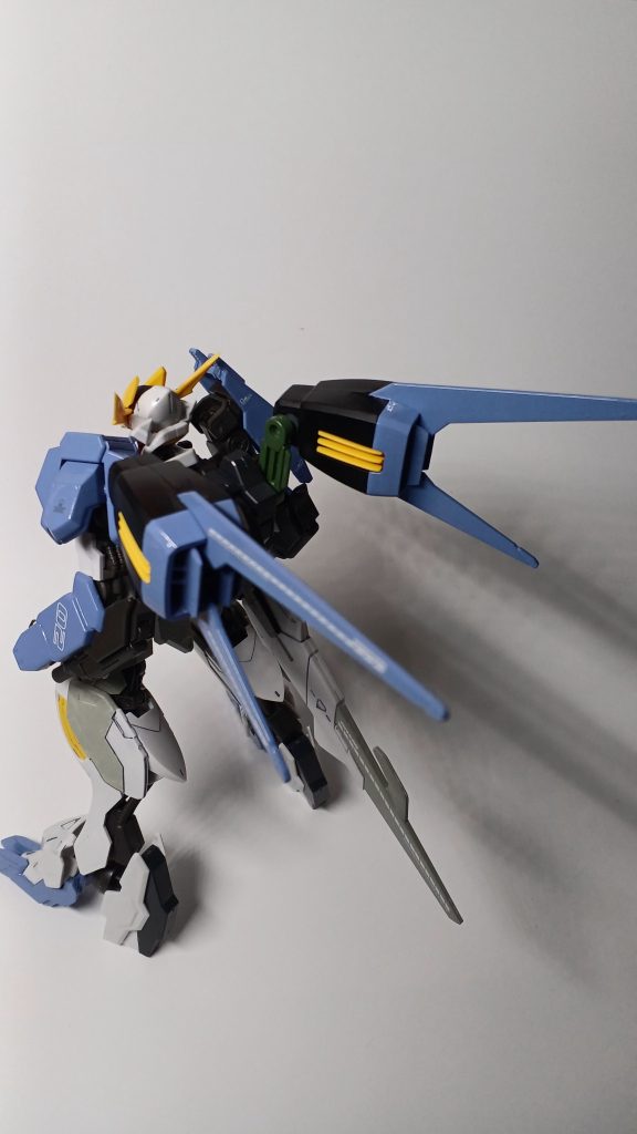 背面ブースター状況に合わせて展開させ、機体を加速させる機能をもつ。