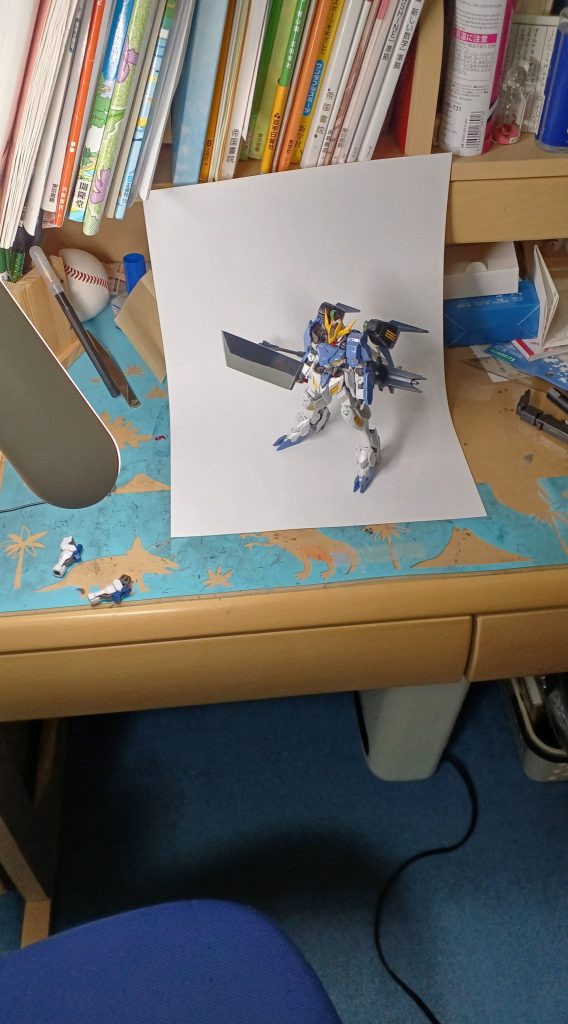 撮影はいつもこんな感じでやってます。自分の机で行ってるので狭い狭いwライトを当てるだけなのに一苦労ですwと言うことでガンダムバルバトスアセナでした。ということで今日はこの辺で。バイバイ(*・ω・)ノ