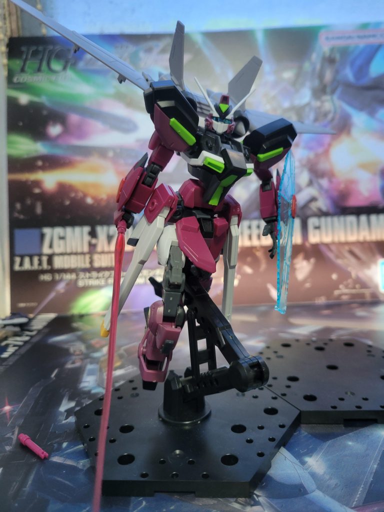 両腕にはストライクフリーダムのパーツを使用しビームシールドを使用可能にしました。