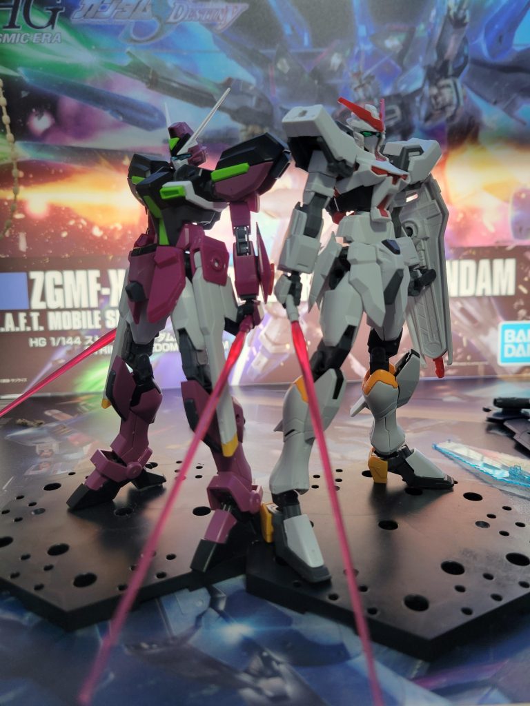 アストレイZフレームとツーショットちなみに脚関節を少しいじって全長を大きくしています。