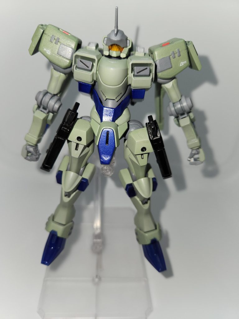 フロントショット肩と大腿部にアーマーを追加大腿アーマーには磁石を仕込んでビームガンを懸架できるようにしました、腰の側部アーマーっぽくなってお気に入り本体色はMSグリーン、フレームはメカサフのライト、肩はMSディープグリーン、紫の部分はタミヤのレーシングブルーで塗装