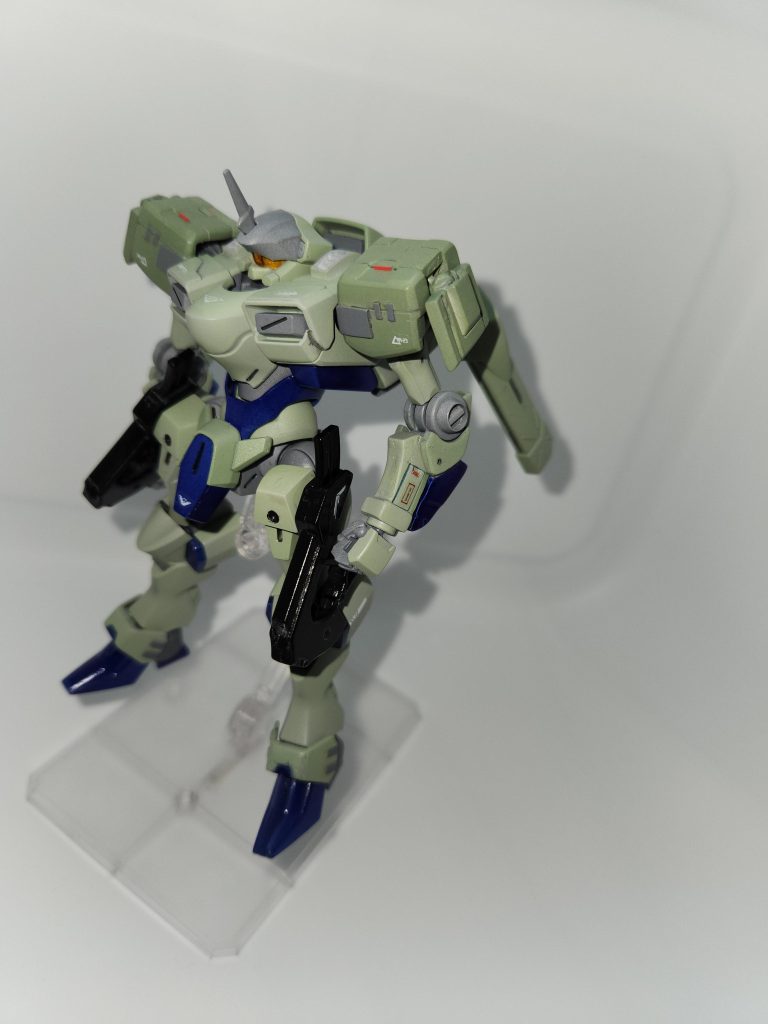 サイド肘にアーマーを追加前腕側部には開口部ハッチを作成、シールドなどをマウント可能