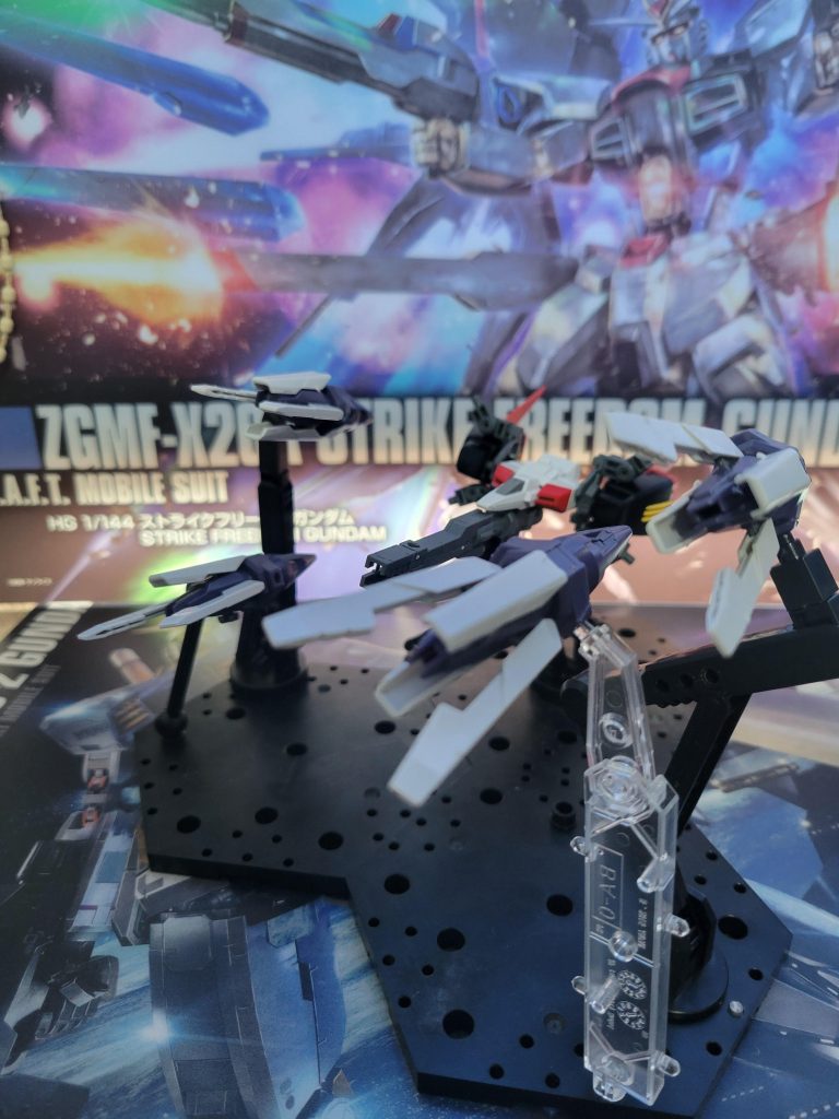 ガンバレルは無線式に改修し大型化されビーム砲に変更しています。ガンバレルを展開している際の機動力低下を抑えるため両翼部にエールストライカーのブースターを装備してみました。 