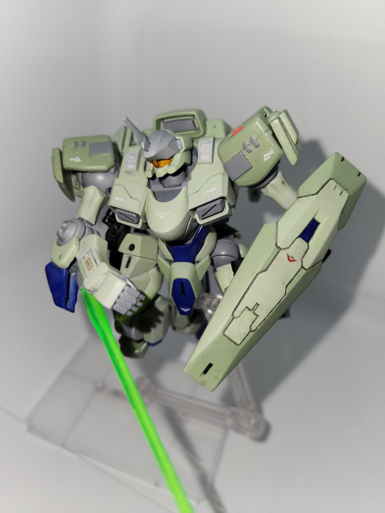 肘の開閉部にビームサーベル基部を設置、仕込みサーベルを追加。内蔵サーベルギミックはやっぱりかっこいいシールドはルブリスソーンから拝借