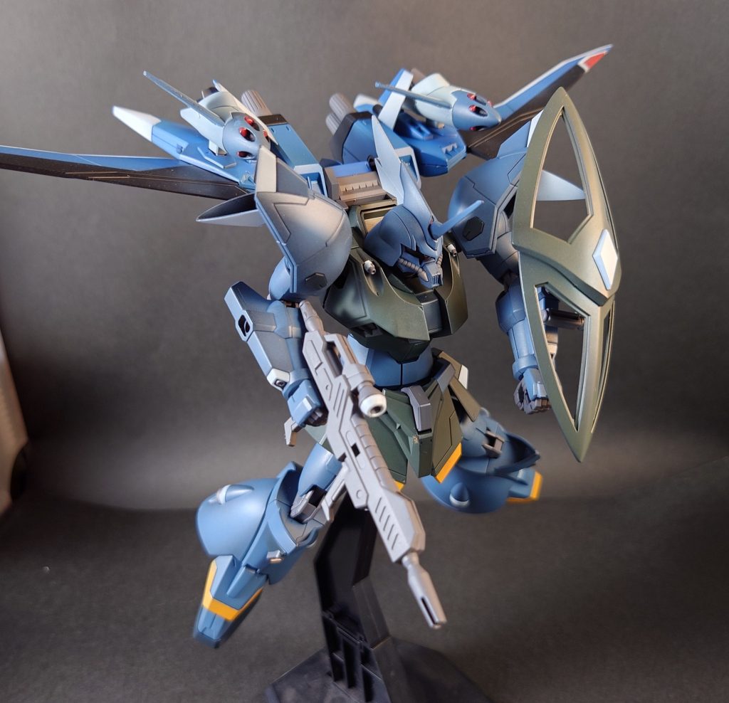 ギャンの発売まで左羽根用のミサイルランチャーが用意できないのでルナマリアからとりあえず奪って……大気圏用のパック、資料が前からの映像しかなく装甲の緑で塗ってから青いことに気が付き塗ってみたもののランチャーの青と同じ青であることに気付き三度目の塗装はちょっと……と断念。かなり明るめの青になってしまったのが反省点です。