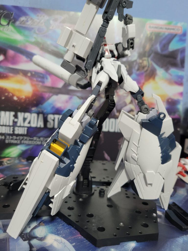 アストレイZフレームに装備させた姿です。背部に専用大型バッテリーパックを装備してみました。脚部はナラティブA装備を使っています。