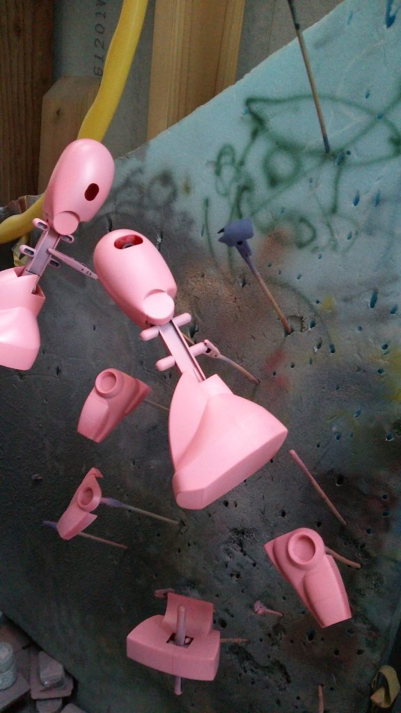 ピンクサフでフェラーリの赤で塗装タミヤの缶スプレーで塗装しました。