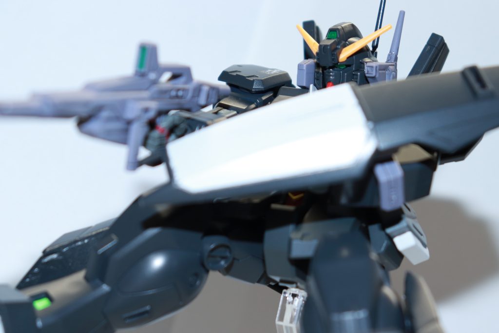 ヘイズル·ケルデルクはアーリーヘイズルをベースに, TR計画の本拠地となる“コンペイトウ”以外の拠点(グリプスなど)で開発された機体(ガンダムMk-Ⅱ)のデータを反映した実験機だそうです。その運用データがジムⅢやジェガンなどに採用されたとか…