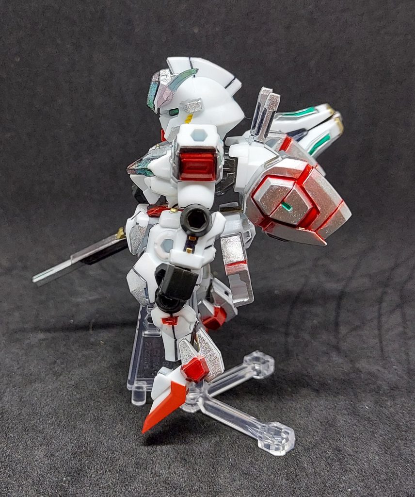 左側面。バックパックの墨入れをなんとなく赤にしてみました。気に入ってるんですが…際にはみ出しが多くてシルバーと混ざっちゃいました。まぁこれはこれで発光してる感あってありかな?🤔