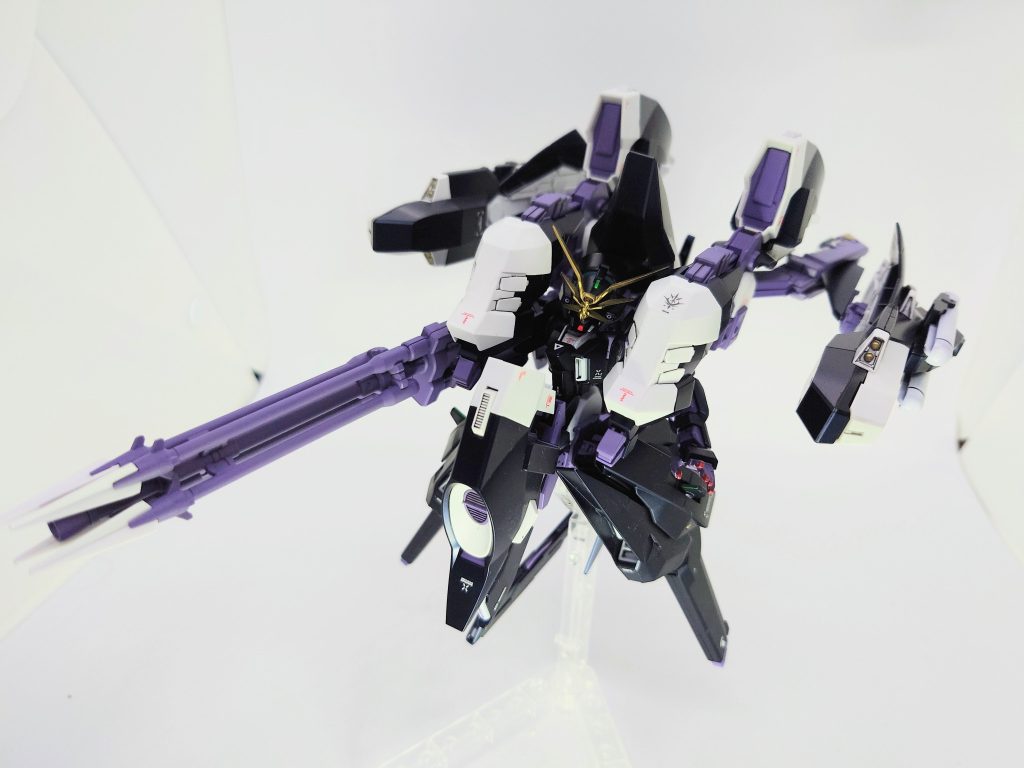 アクアハンブラビIIを本体カラーにしてみました。個人的には赤より本体に合わせたカラーのほうが好きです。しかしながらラーよりさらにゴツくポージングが難しすぎますね。