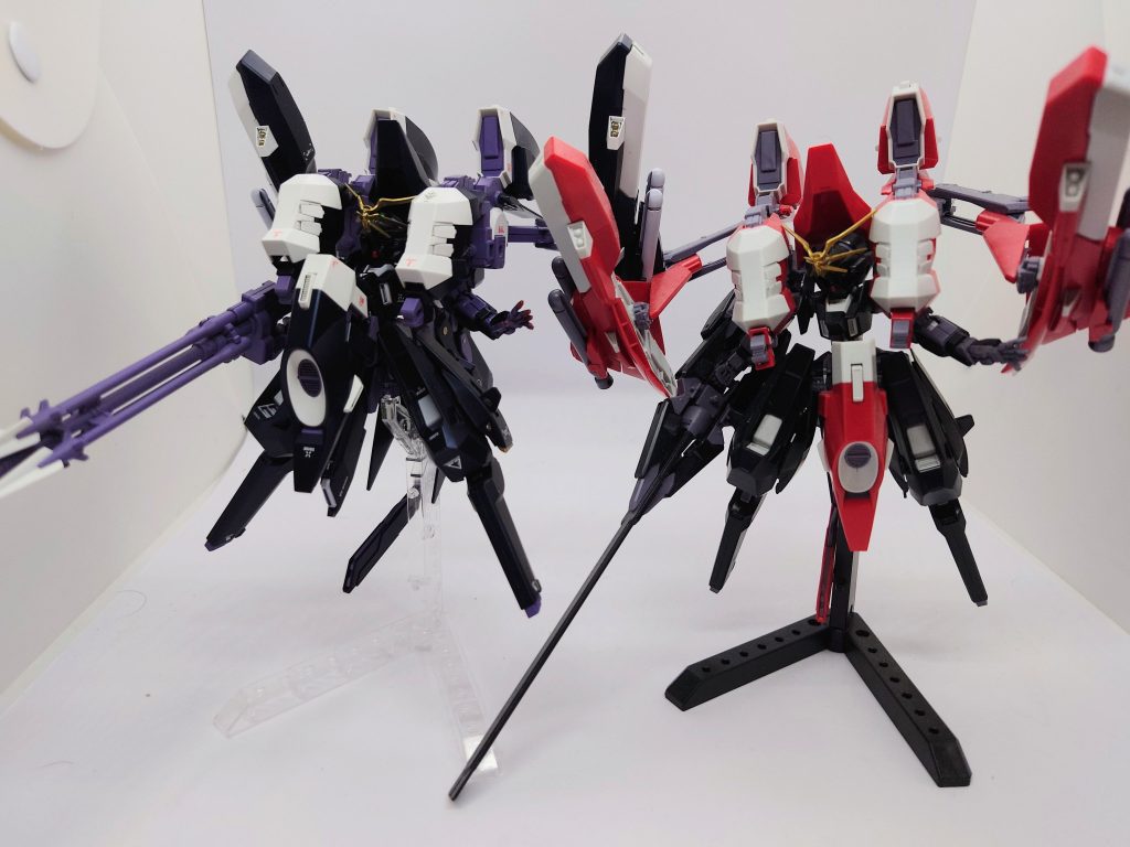 カラーレシピです。本体黒:サーフェイサーエヴォブラック→プリズムブルーブラック→クリアブラック関節等紫:メカサフヘビー+パープル+モンザレッド少々赤:モンザレッド+シャインレッド白:クールホワイト金:サーフェイサーエヴォブラック→ブルーゴールドトップコート:セミグロスクリア支援機やギガンティック形態が中々すすまないので、箸休めに全塗装しました。何かいいアイデア降りてこないかしら