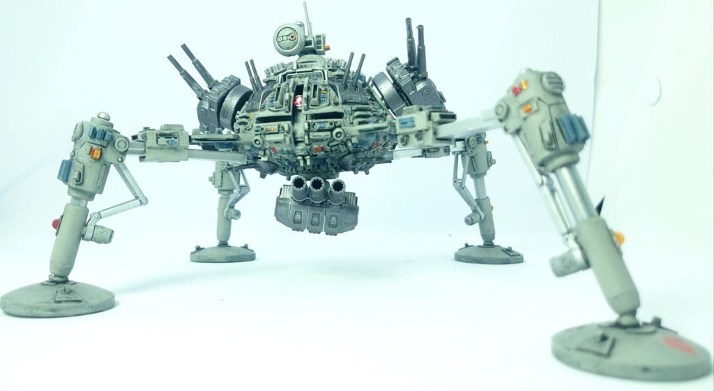 足は四方にスライドして伸び縮みするとともに、シリンダー風に上下方向にも伸び縮みします。両側面と下面のキャノン砲もそれぞれ可動します。