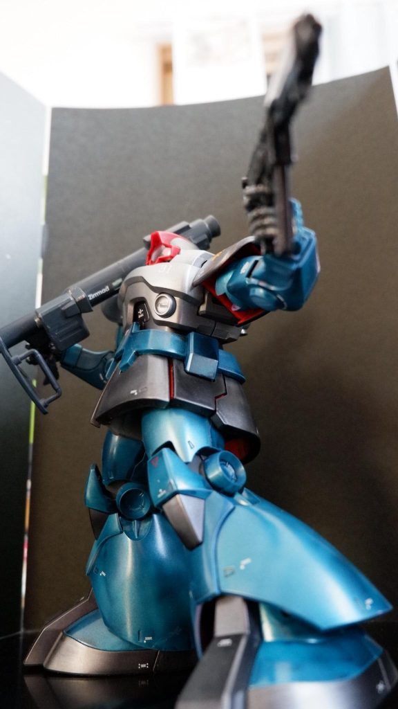 マシンガンは光沢ブラックで塗装して、スポンジチッピング。