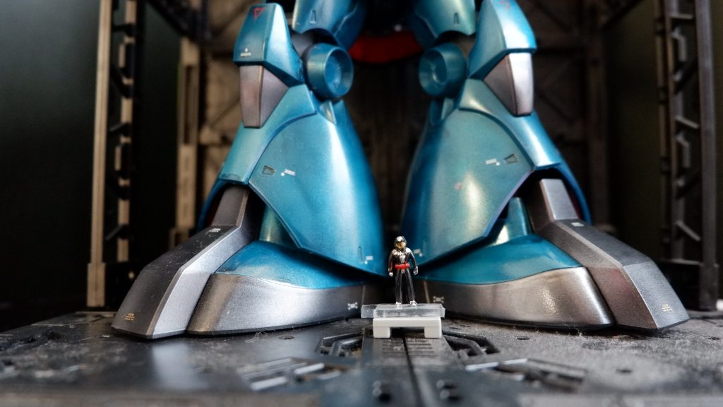 黒い三連星も塗装。パイロットを塗装するの初めてだったのですがなんかいいですね、急にそれっぽくなる。三連星は自立しないので粘着テープで立たせました。