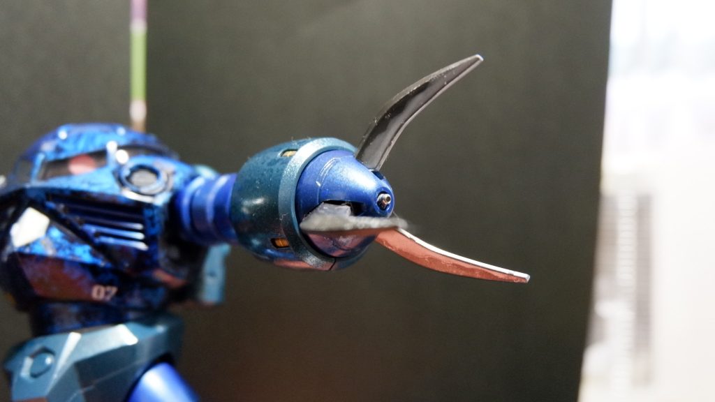 クローを刀の刃紋ぽく塗ってみました。ガイアのスターブライトアイアンの上からシルバーで波紋をのせました。またビームの発射口につぶし玉を接着してそれっぽく