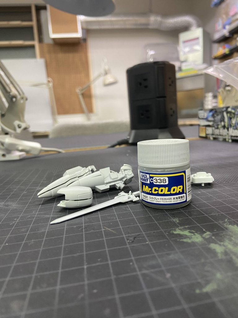 白い部分はライトグレーFS36495を塗装しました。