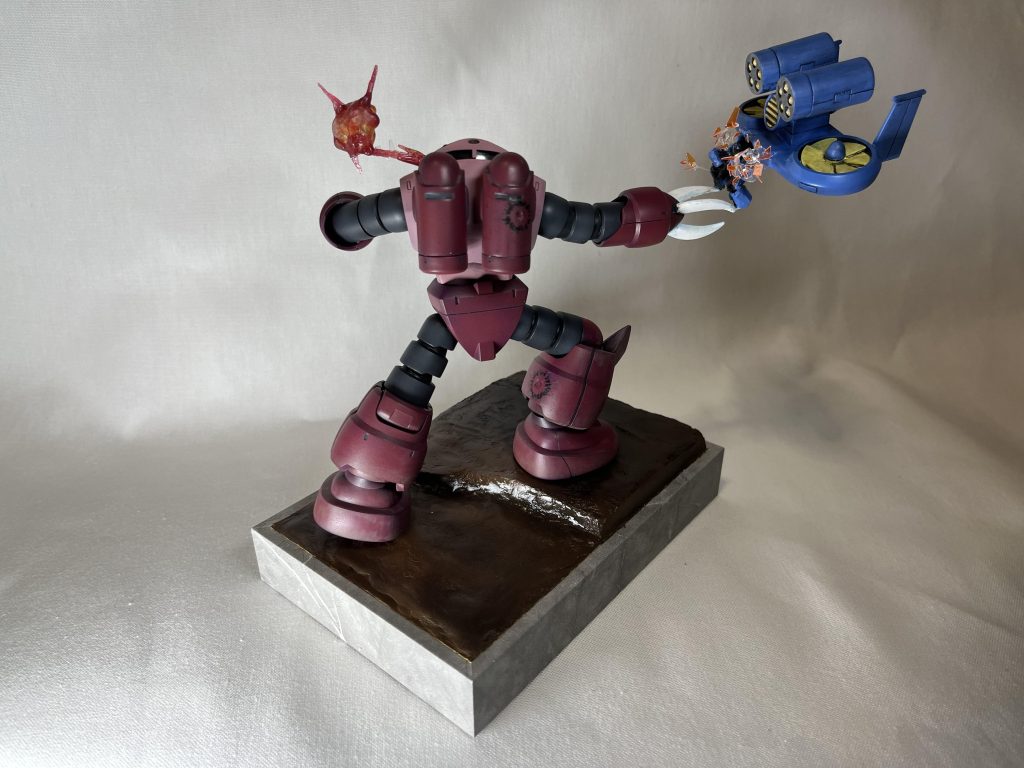 ベースは100均に売ってた小物入れ的なものをひっくり返し、底面になるところに紙粘土を盛ってパテでコーティング、着色です台所に置いてたら、視界の端に入った際「チョコのお菓子がある！」と本気で思ったんですよね、自分で…