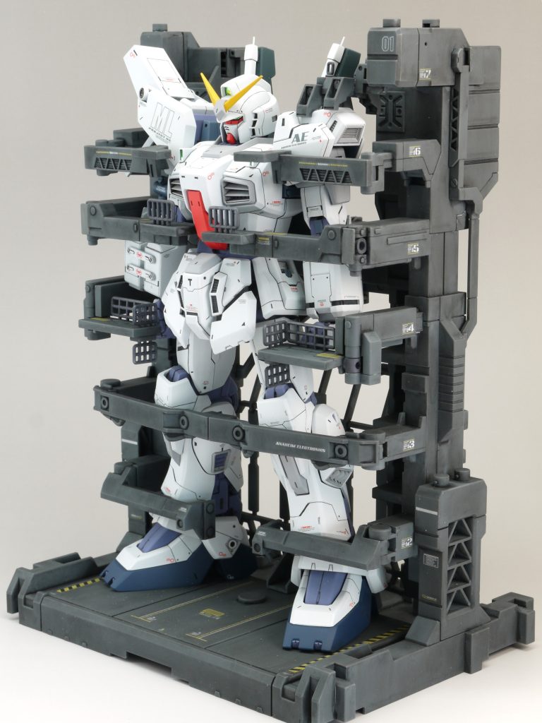 改造、整面、部分塗装、水転写式デカール貼り、ツヤ消しトップコートで簡単フィニッシュ後にウェザリングカラーで汚し、再度トップコートで仕上げました。手すりとポリキャップはメタルカラーでアイアンに塗装してあります。