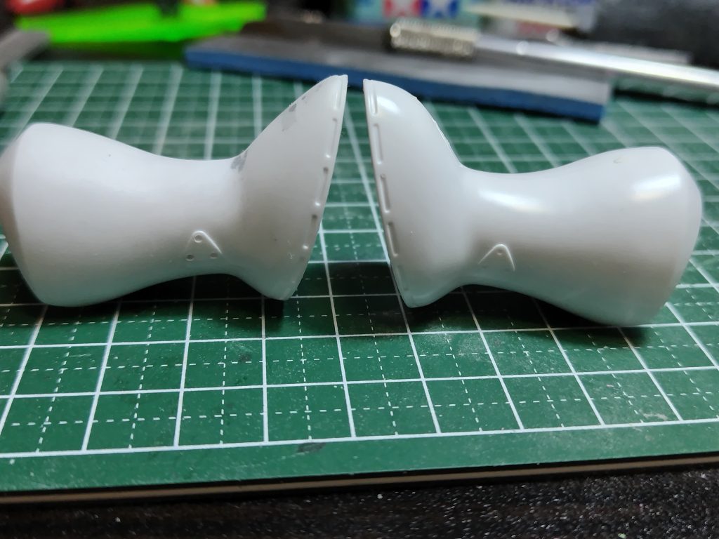 肘の部分のライン変更。左が加工後です。