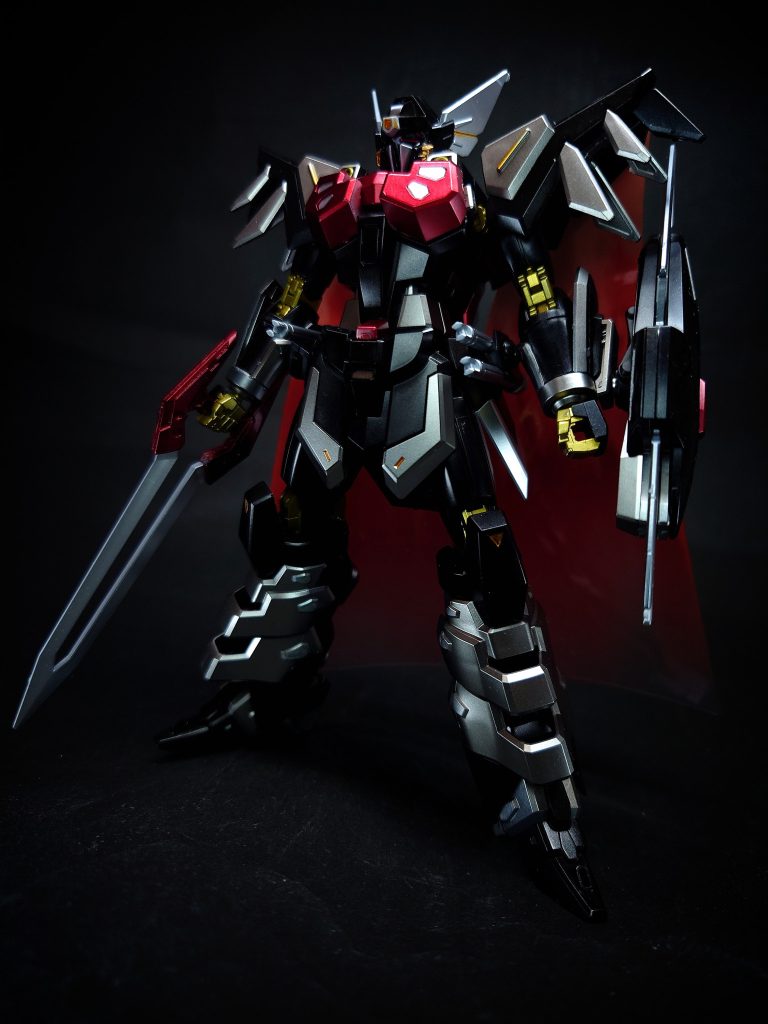 シヴァは格闘戦に特化した一騎打ちのための機体で、三本のビームサーベルを持ち、ヒート剣や両足のビームソードを備え、これを状況によって使い分ける他、胸部には無数の針でフェイズシフト装甲を無効化する近接短針投射システムが装備されている。