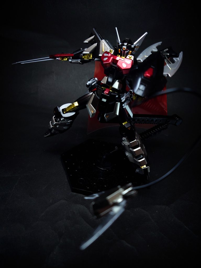 OST-E3/M ロック・シールド スヴァローグ両端部に大小のクローを装備する盾。小型のクローはワイヤーによって射出が可能。