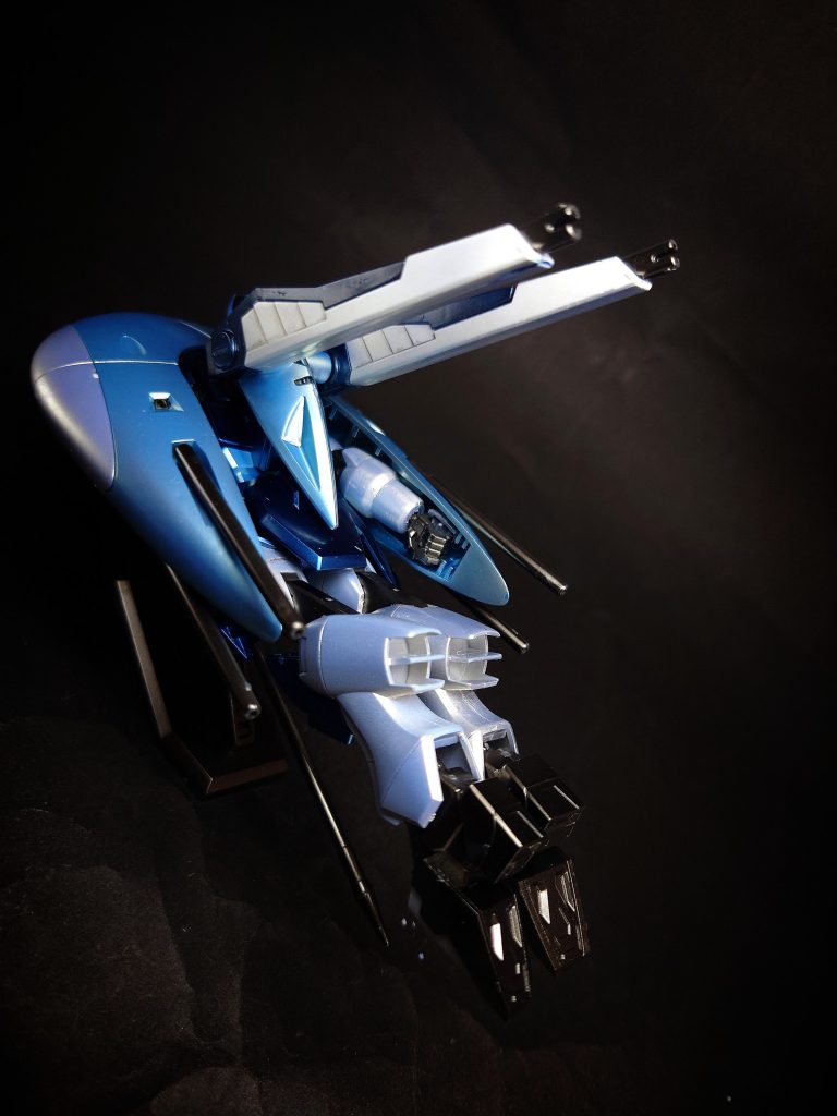 M107 バラエーナ改2連装ビーム砲背部に2門搭載されているビーム砲。フリーダムのメインウェポンであり、絶大な威力を誇ったM100プラズマ収束ビーム砲をデュートリオンシステム仕様に改良したもの。MA形態時の主力兵器だが、射角にやや難があるもののMS形態でも使用可能。