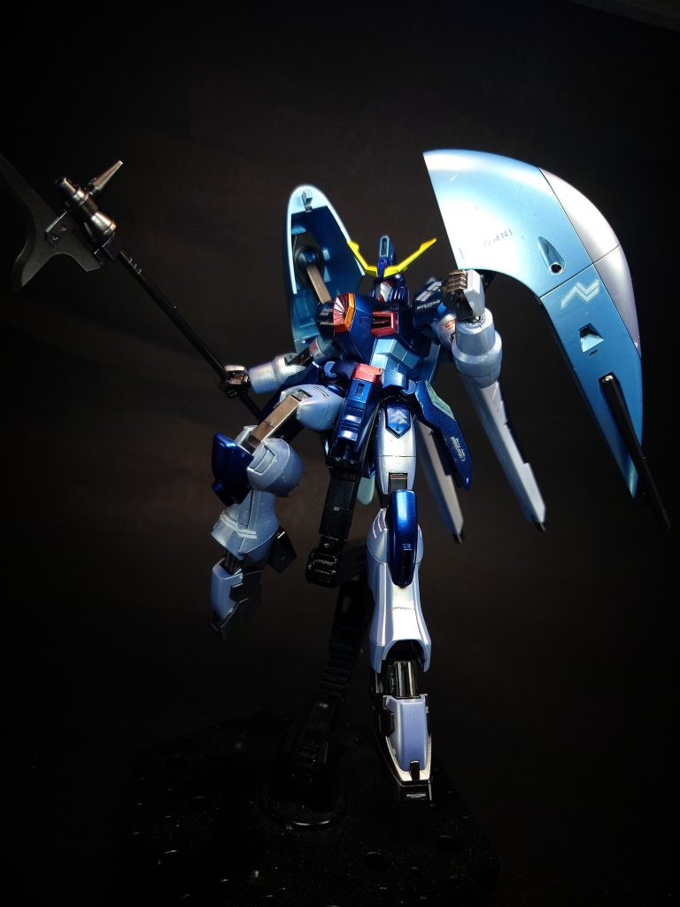 両肩部シールド3連装ビーム砲や連装砲と共に、外装にヴァリアブルフェイズシフト装甲と対ビームコーティングを施した攻防一体の盾。MA形態時は頭部を覆う形でユニットを密着させる事で水流抵抗を減免させるためのフェアリングとしての機能を果たす。