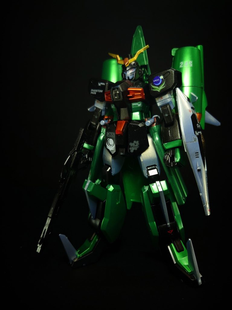 カオスは来たるべきコーディネイターとナチュラルとの最終戦争において「混沌」とする戦局を駆け抜け、ザフトを勝利へ導く機体となる筈であったが、コズミック・イラ73年10月2日、制式配備の直前にアーモリーワンで地球連合軍特殊部隊ファントムペインの奇襲に遭い、ガイア、アビスと共に強奪された。以降は型式番号をRGX-01と改めた上でスティング・オークレーの搭乗機として、再三再四に渡りザフトを窮地に陥れ、宇宙・地上とその決戦の舞台を変えながらミネルバ隊と交戦した。