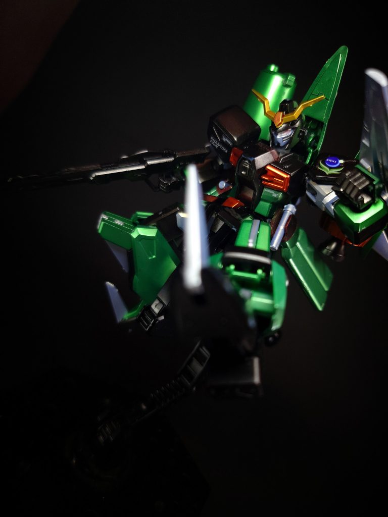 MA-XM434 ビームクロウ両膝、両爪先に装備された、バインド式の大型クロー兵装。主にMA形態で使用され、高速運動から目標を捕獲し、先端からのビームクロウで引き裂く。