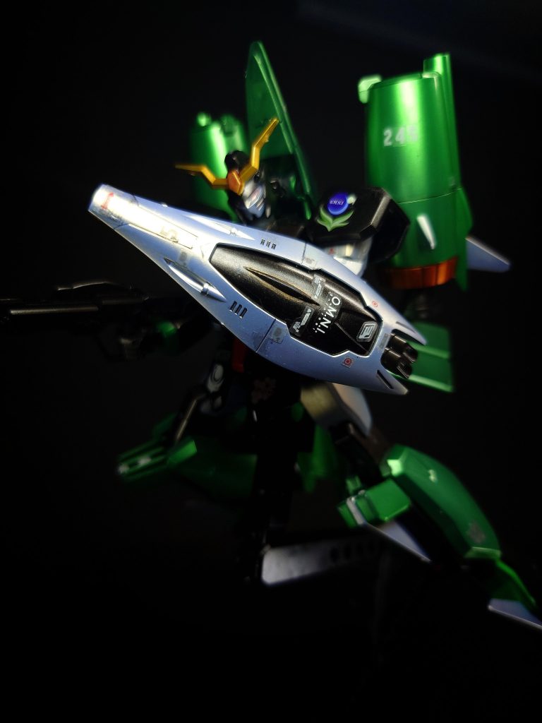 MMI-RG330 巡航機動防盾左腕にバインドされた対ビームコーティング仕様の盾。MS・MA双方の形態で使用されるが、MAでの高速戦闘を鑑みて設計されている為、巡航機動防盾とされている。MMI-GAU2 ピクウス 76mm近接防御機関砲巡航機動防盾に内蔵されている機関砲。フリーダムやゲイツなどに装備された物と同型で、牽制や迎撃に使用される。