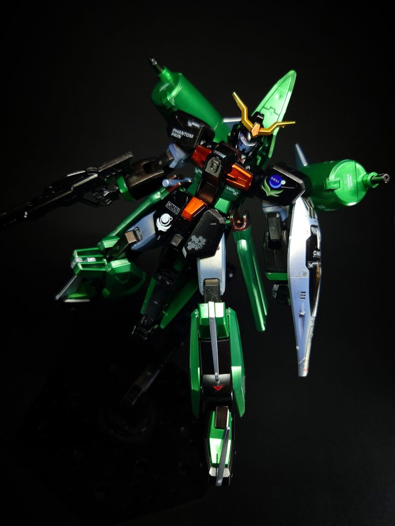 カオスのMA形態は高機動戦闘に特化したものであり、無重力・有重力を問わず運用出来る。この状態での主力兵装はバックパックに搭載された「EQFU-5X 機動兵装ポッド」であり、これはプロヴィデンスに搭載されていたドラグーンシステムを発展させたものである。この特殊な装備を強奪直後のスティングが操作出来たのは、システム自体が改良によりある程度普遍化していた事と、事前に強奪目標の1機にこの兵装が搭載されている情報を手に入れたファントムペインが有資格者を送り込んだ為だと思われる。