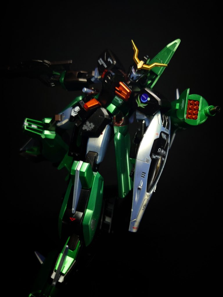 EQFU-5X 機動兵装ポッド第1次連合・プラント大戦末期に実用化した無線式全方位攻撃兵装「ドラグーン」を改良し、パイロットをある程度普遍化(そうは言ってもそれ相応の技量を必要とするが)した武装。量子通信はエネルギーの消耗が激しいため、デュートリオン送電が使用できない状態での長時間の使用は機体の稼働時間にも影響を及ぼす。MA-81R ビーム突撃砲ポッドに内蔵されたビーム砲。普段は砲身は内部に格納されている。AGM141 ファイヤーフライ 誘導ミサイル機動兵装ポッドに内蔵された誘導ミサイル。ブラストインパルスの物と同型。