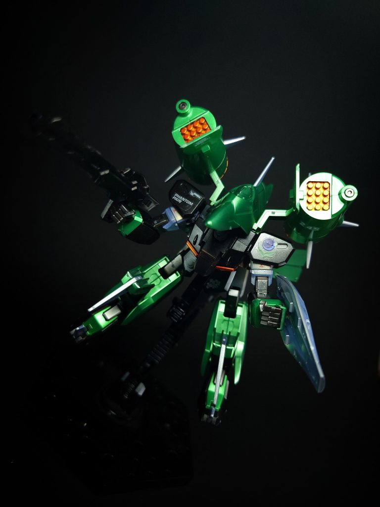 特殊機能 ヴァリアブルフェイズシフト装甲フェイズシフト装甲の改良型。装甲に掛ける電圧を調整できるようになっており、エネルギー消費の効率化を図っている。装甲の色は電圧に応じて変化するようになった。デュートリオンビーム送電システム母艦からMSにデュートリオンビームを照射してワイヤレスでエネルギーを供給するシステム。これにより(母艦が存在する限り)、帰艦する事なく戦い続ける事が可能となった。変形高速起動戦闘に特化したモビルアーマー形態に変形可能。その活動の場は無重力、有重力下を問わない。