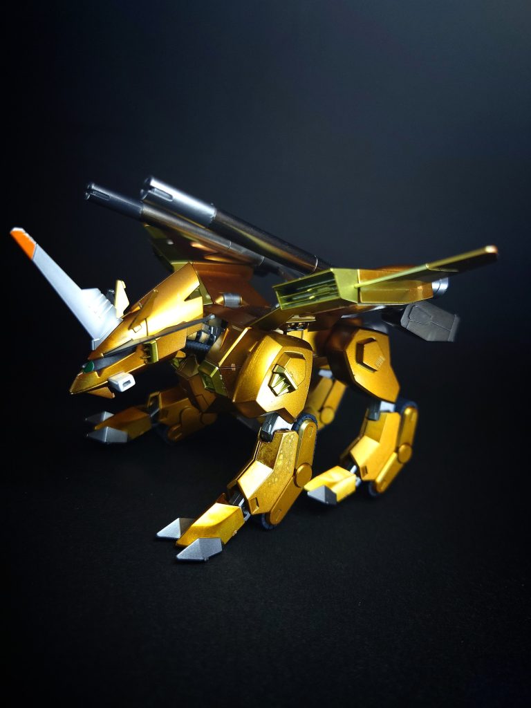 最大の特徴は、地球連合軍から強奪した機体からもたらされた関連技術によりビーム兵器の搭載を実現したことにある。これによって四足による陸上での高い機動性に加え、攻撃力の強化を果たした機体であったが、一方でビーム兵器用の設備は機体の大型化と操縦系の複雑化を招く事となった。本機ではコレを克服するため、砲撃士と操縦士の二名が搭乗する複座型コクピットを採用している。