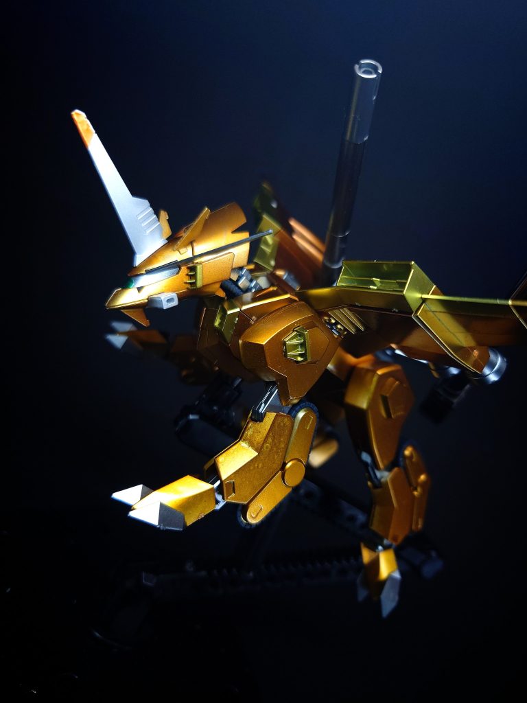 クロー脚部先端に追加された格闘武器。バクゥにはないラゴゥ独自の武装であり、砲撃士の他に操縦士が乗り込む事で、こうした武装を充分に活かす事が可能となった。