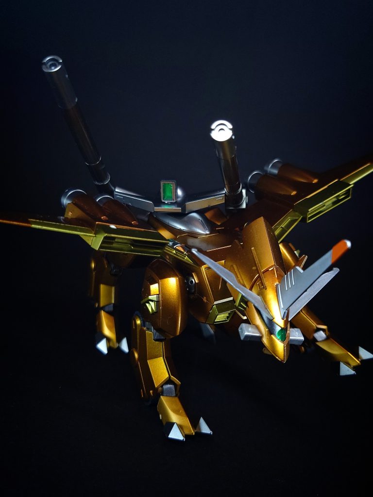 2連装ビームキャノン背部ターレットに装備されているビーム砲。バクゥではレールガンを装備していたが、本機に搭載された大型ジェネレーターから供給されるパワーにより、強力なビームを発射する事が可能。ラゴゥのメイン武装であり、本武装を最大限に活かすために専属の砲撃士が搭乗している。