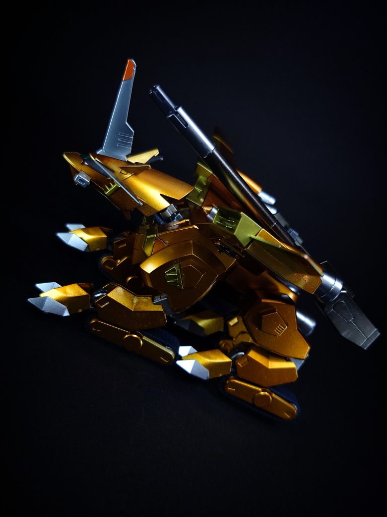 特殊機能 編集走行形態ラゴゥの高い機動性は四足である事によってもたらされているが、地形状況によっては四足が適さない場合も存在する。こうした状況下では、脚部に搭載された無限軌道を使用する事で解決する。これを使用すれば、砂漠や雪原など極度に足場の悪い環境でも安定した高速移動が可能となる。